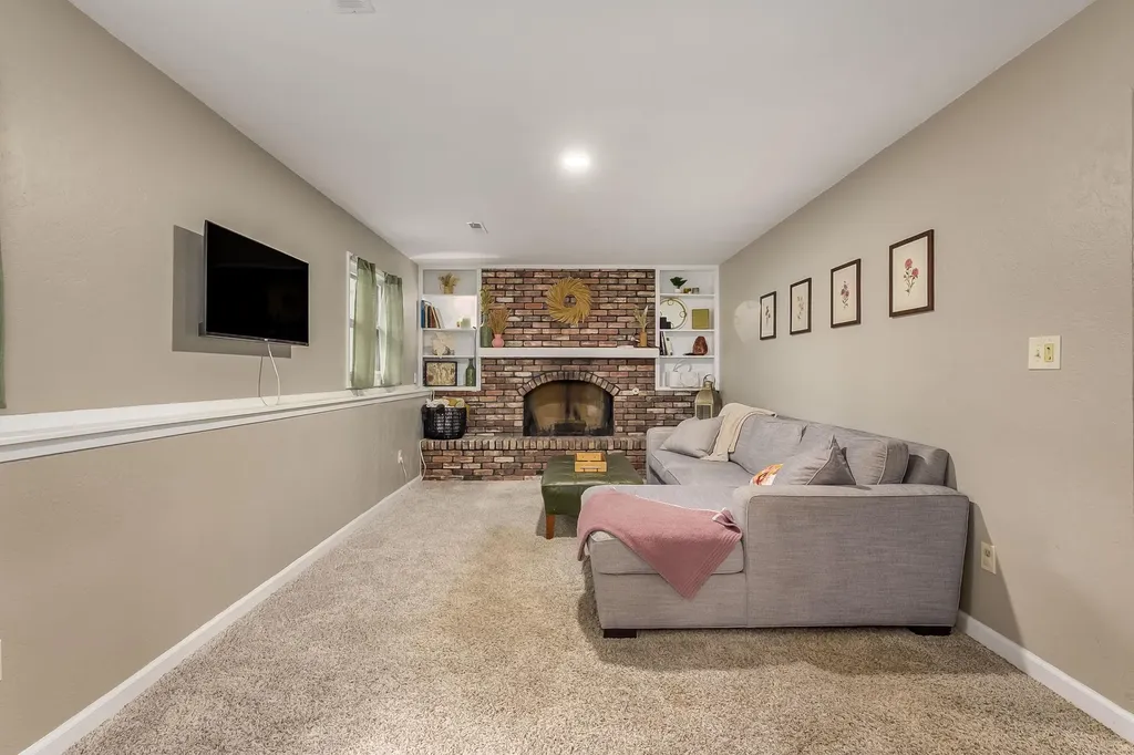 621 N Willow Drive Derby KS 67037-1949