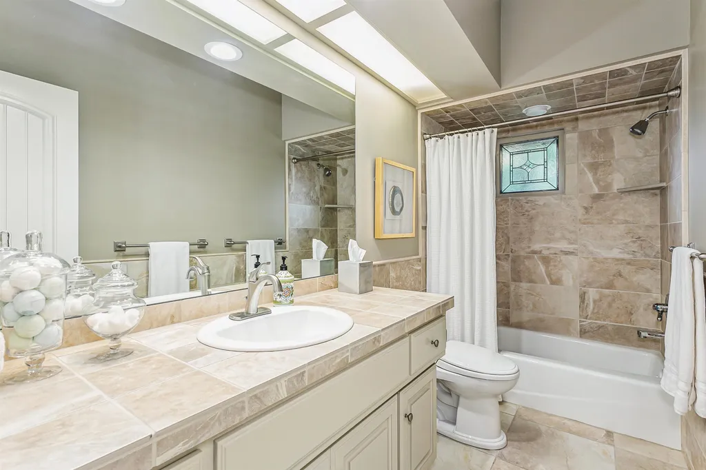 2240 N Williamsgate Court Wichita KS 67228