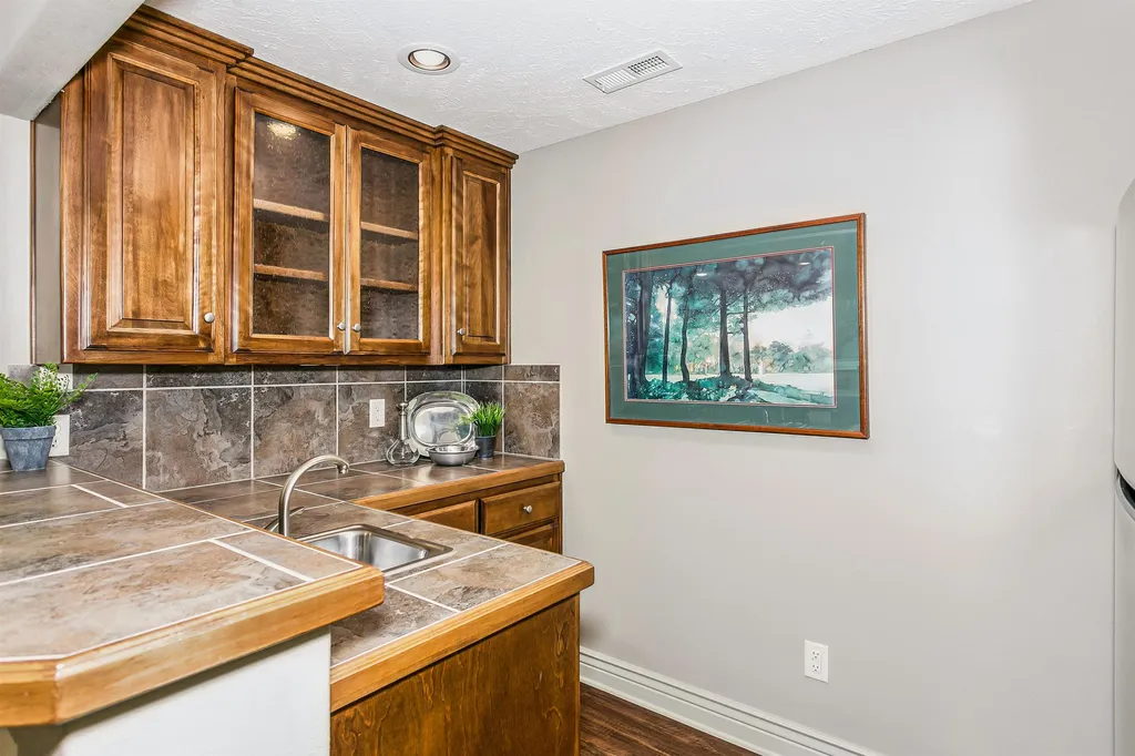 2240 N Williamsgate Court Wichita KS 67228