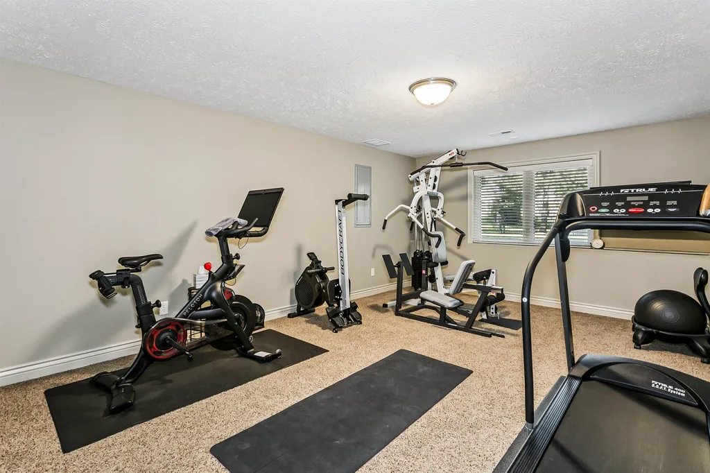 2240 N Williamsgate Court Wichita KS 67228