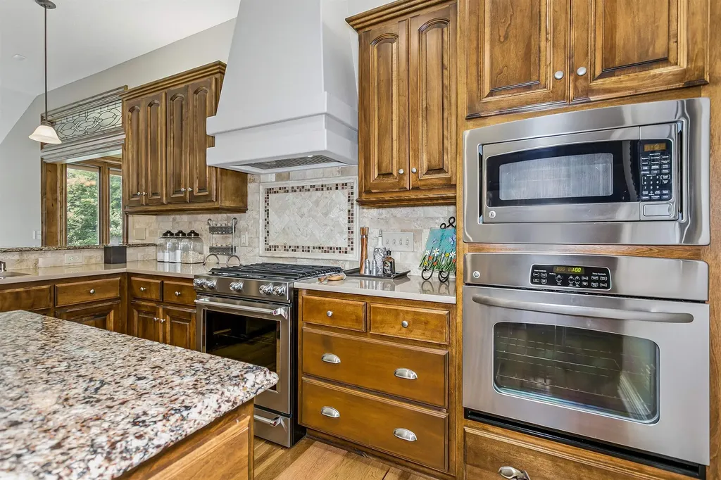 2240 N Williamsgate Court Wichita KS 67228