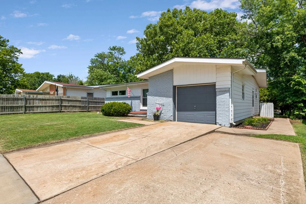 8138 E Levitt Drive Wichita KS 67207