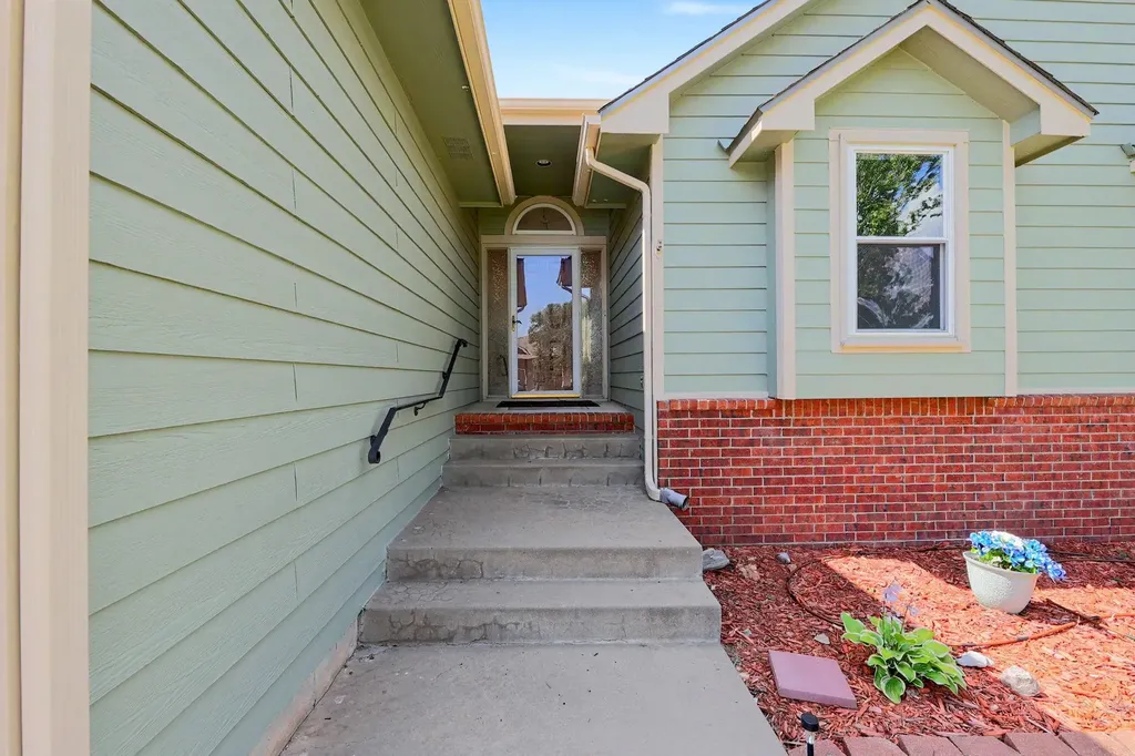 1707 E Oxford Circle Derby KS 67037
