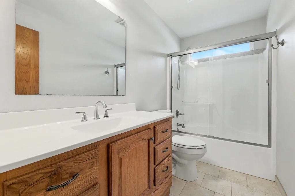1707 E Oxford Circle Derby KS 67037