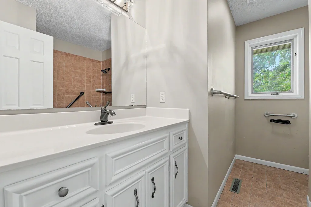 701 N Oak Forest Lane Derby KS 67037-2119