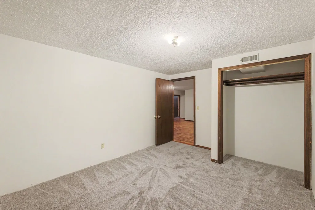 701 N Oak Forest Lane Derby KS 67037-2119