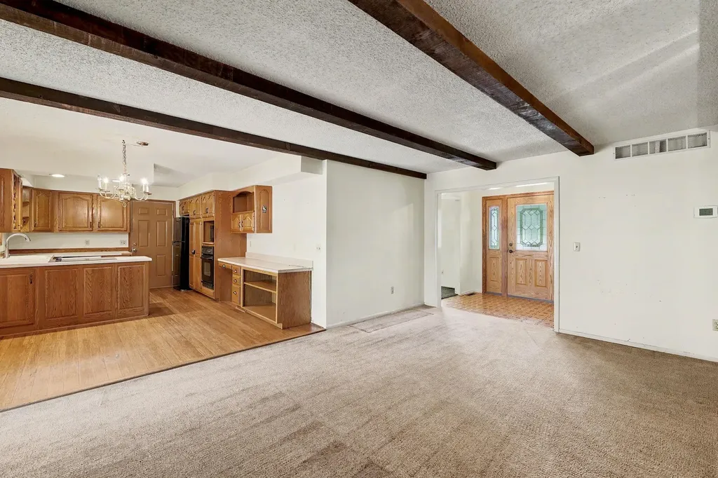 701 N Oak Forest Lane Derby KS 67037-2119