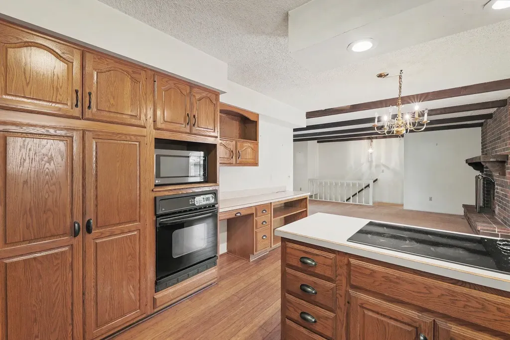 701 N Oak Forest Lane Derby KS 67037-2119