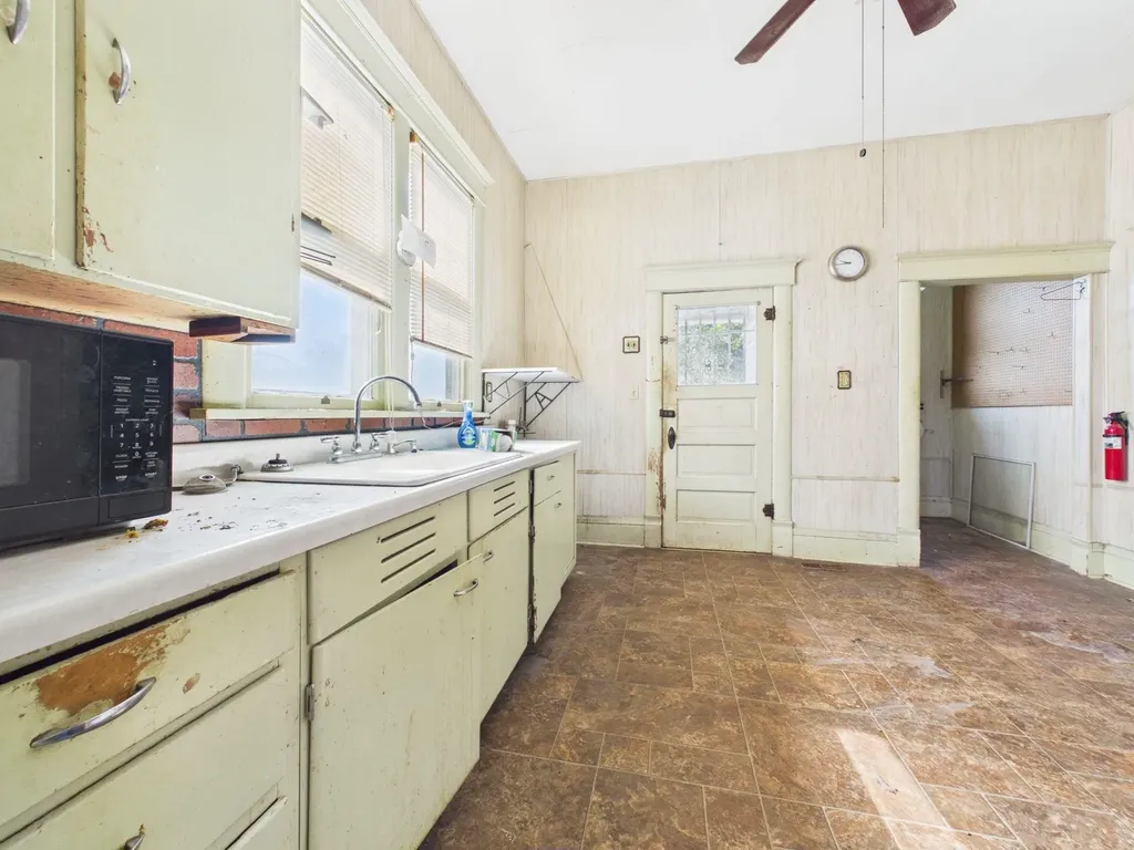 205 W 10th Avenue Hutchinson KS 67501