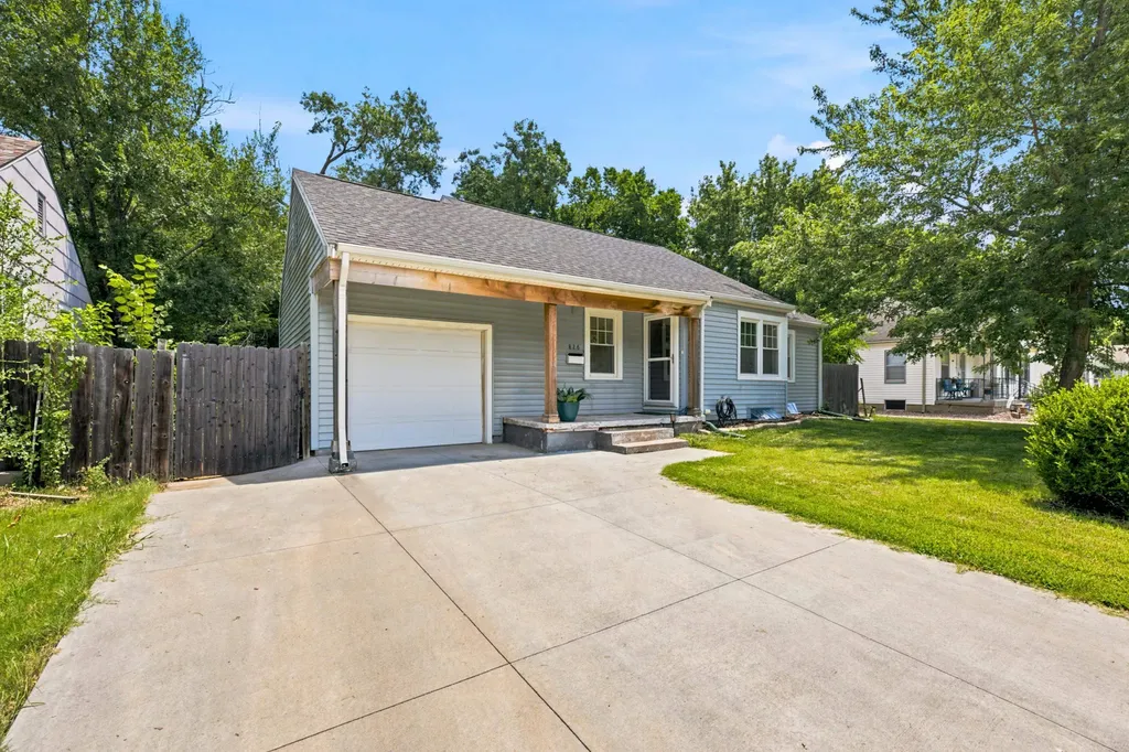826 Parkwood Wichita KS 67208