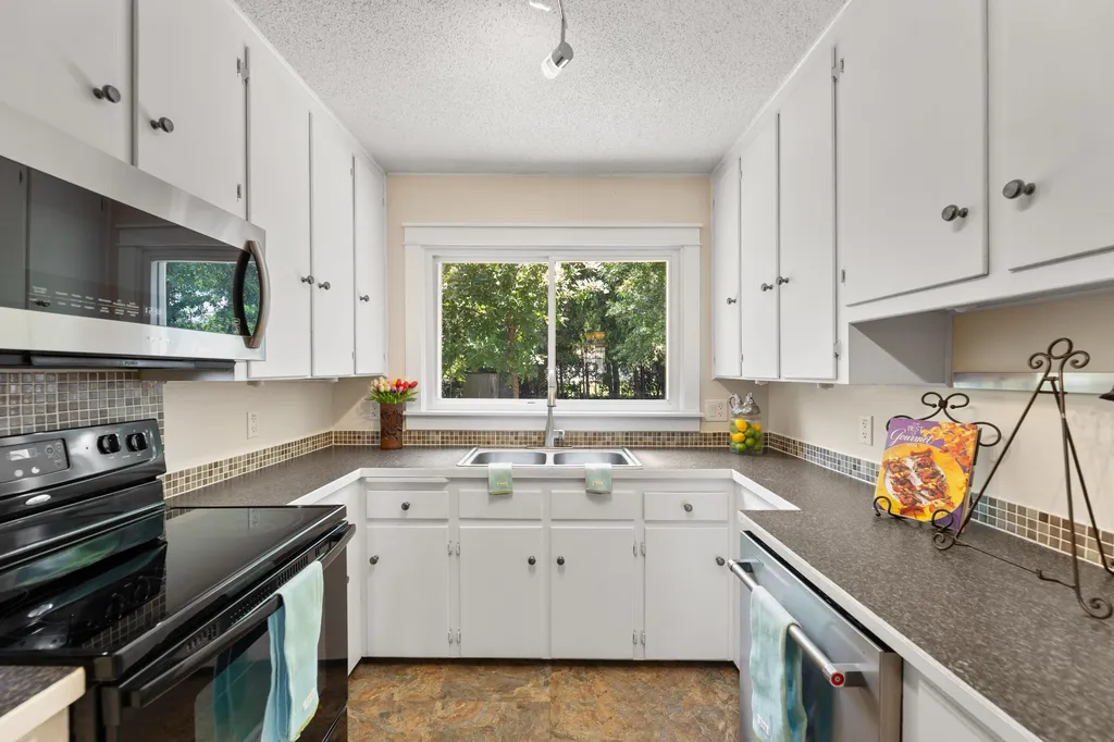 826 Parkwood Wichita KS 67208