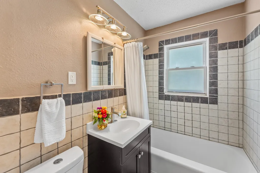 826 Parkwood Wichita KS 67208