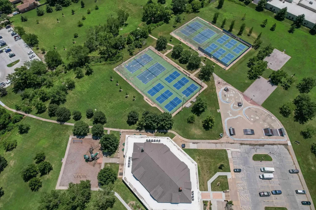 826 Parkwood Wichita KS 67208