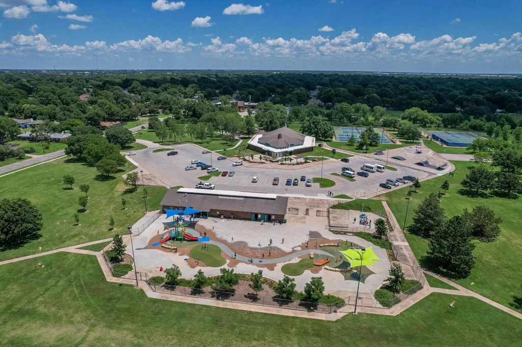 826 Parkwood Wichita KS 67208