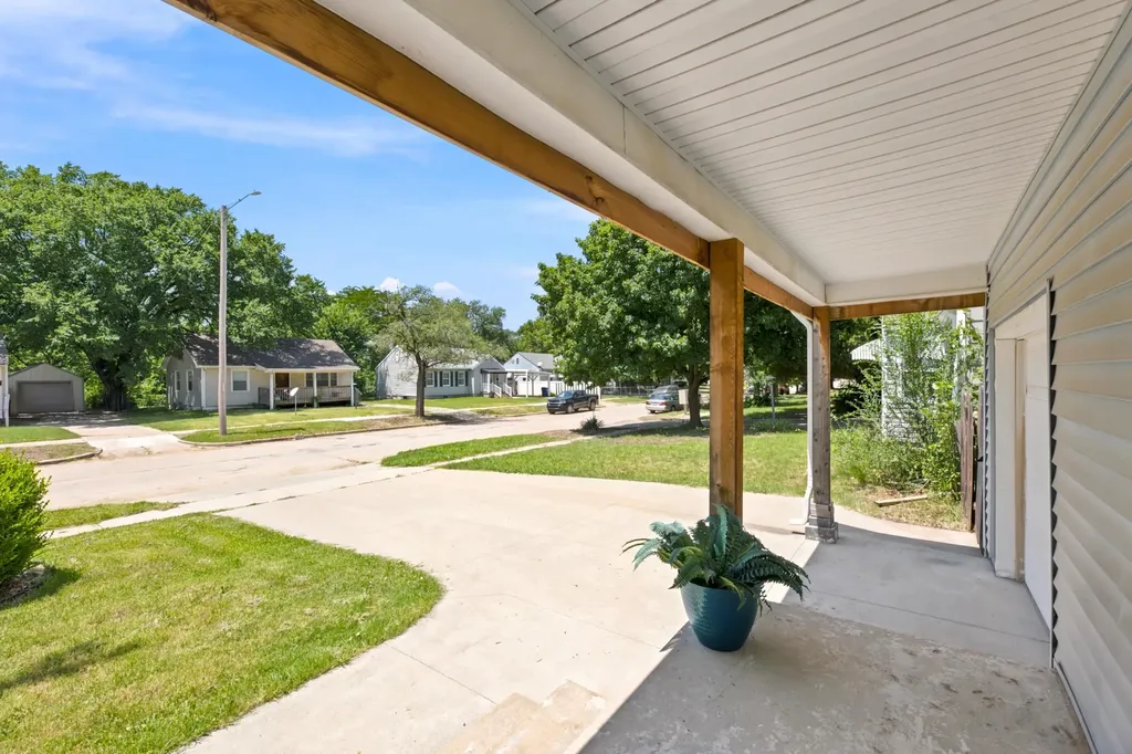 826 Parkwood Wichita KS 67208