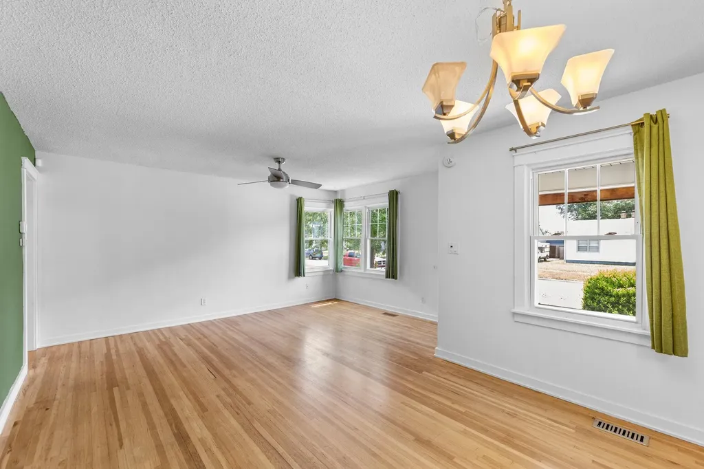 826 Parkwood Wichita KS 67208