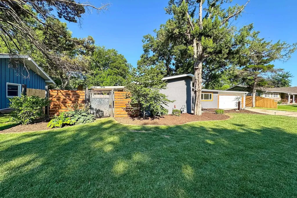 2463 N Coolidge Avenue Wichita KS 67204