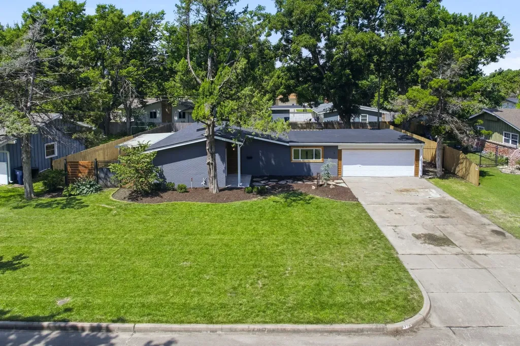 2463 N Coolidge Avenue Wichita KS 67204