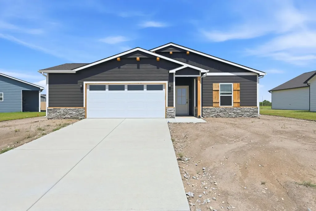 1607 N Emerald Drive Mulvane KS 67110