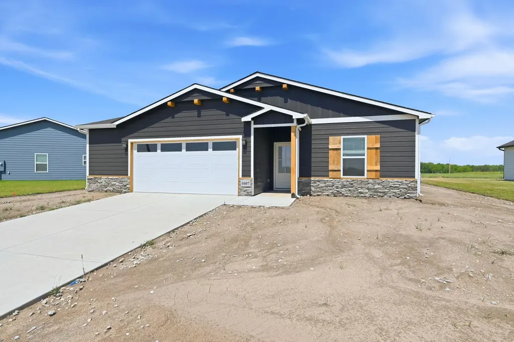 1607 N Emerald Drive Mulvane KS 67110