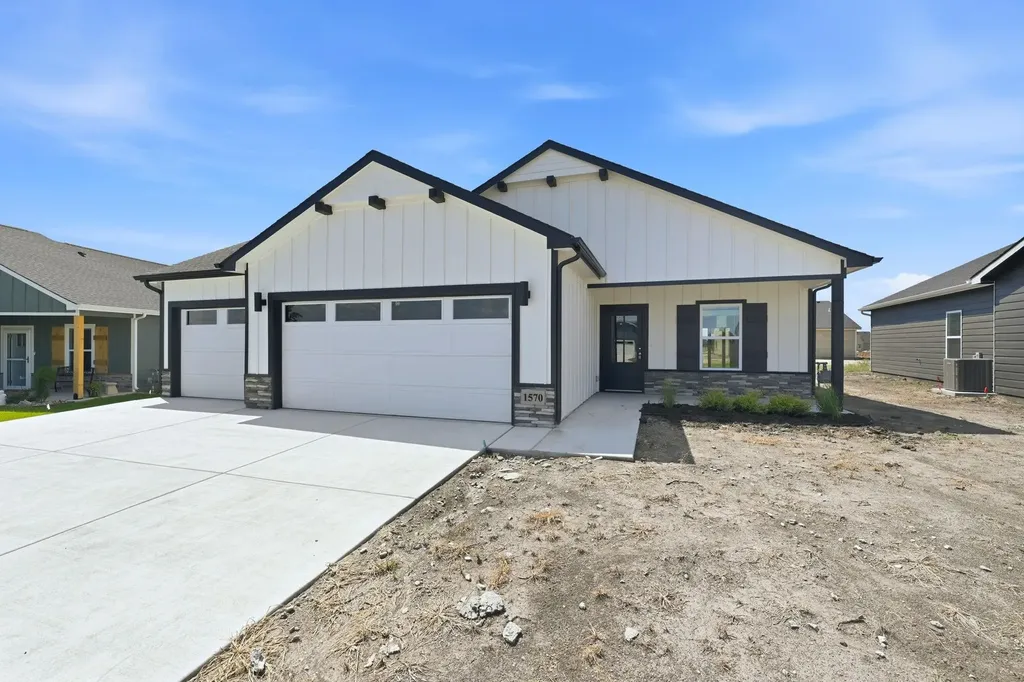 1570 N Emerald Valley Drive Mulvane KS 67110