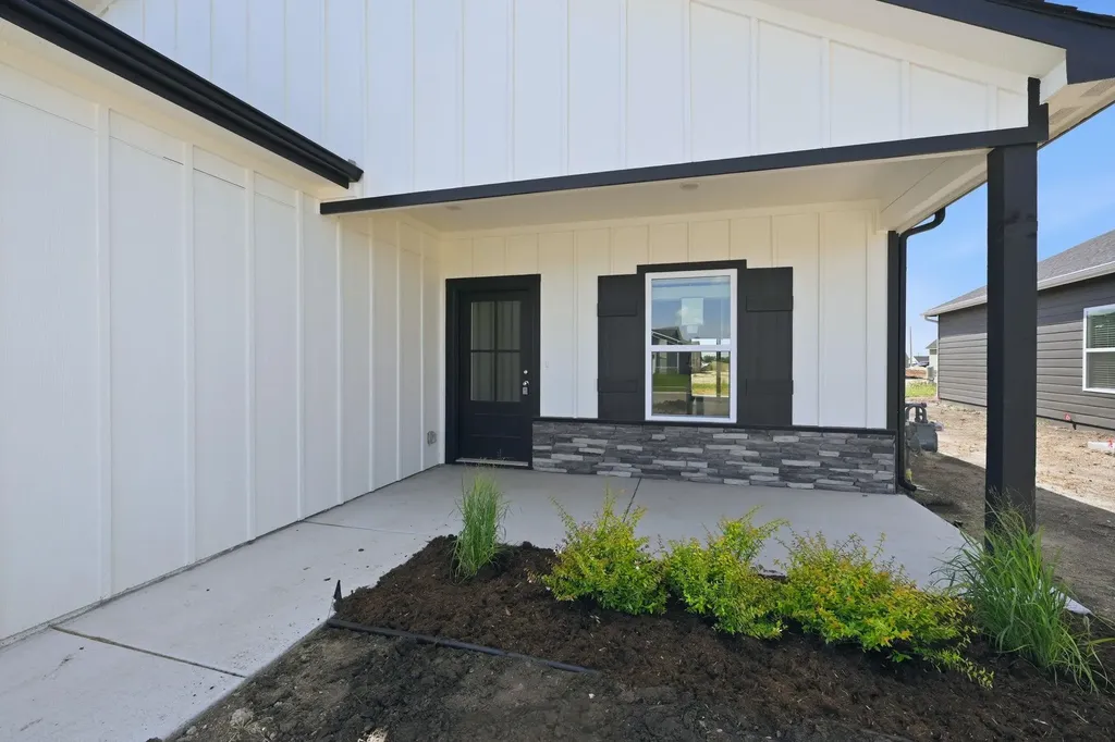 1570 N Emerald Valley Drive Mulvane KS 67110