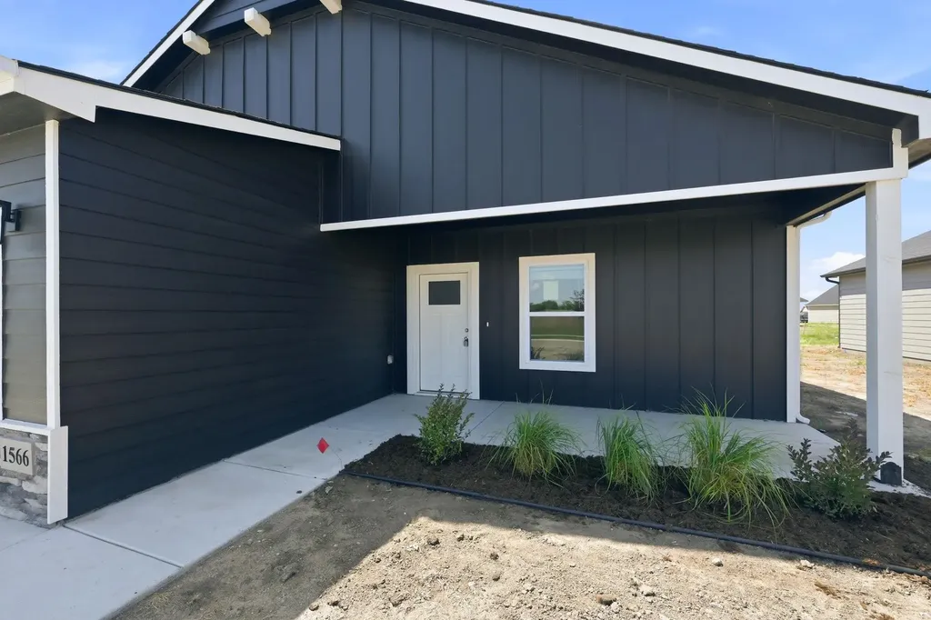 1566 N Emerald Valley Drive Mulvane KS 67110
