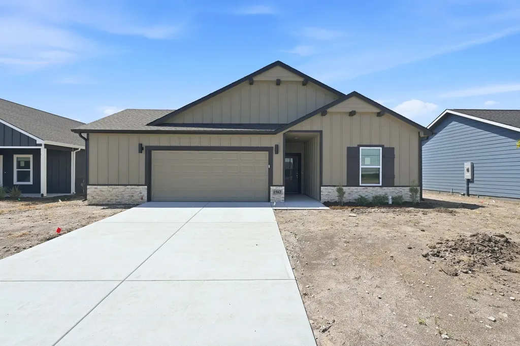 1562 N Emerald Valley Drive Mulvane KS 67110