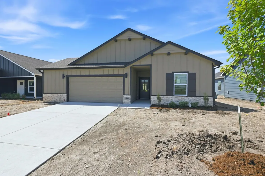 1562 N Emerald Valley Drive Mulvane KS 67110