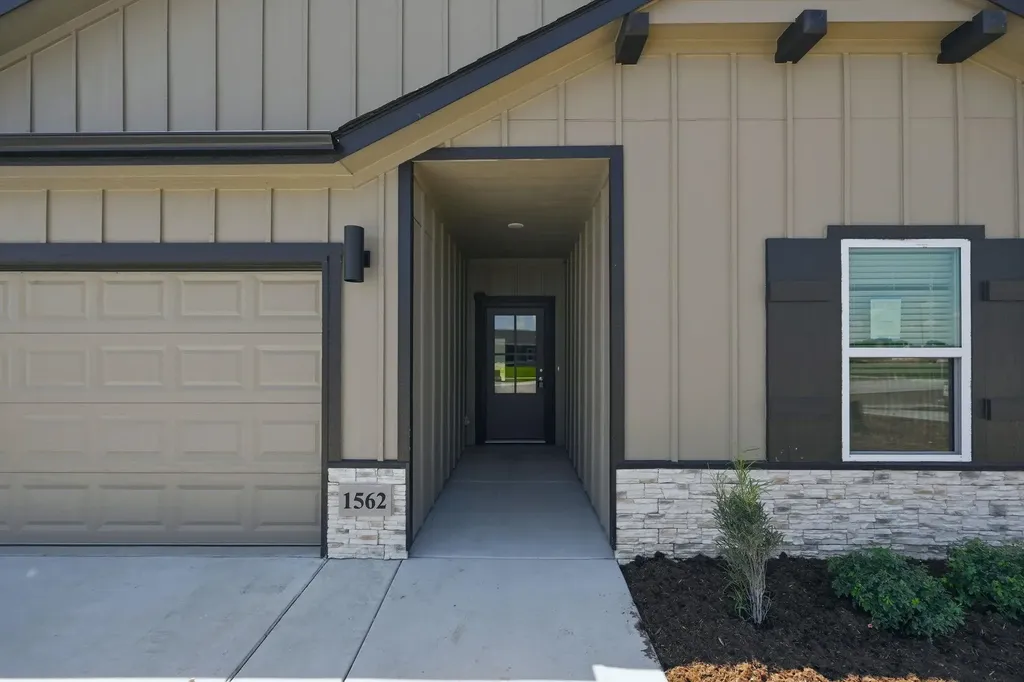 1562 N Emerald Valley Drive Mulvane KS 67110