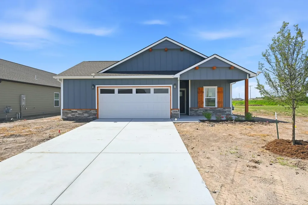 1558 N Emerald Valley Drive Mulvane KS 67110