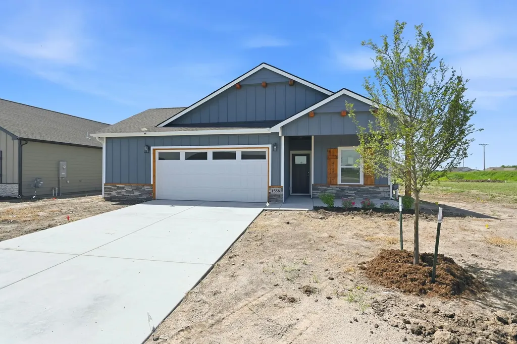 1558 N Emerald Valley Drive Mulvane KS 67110