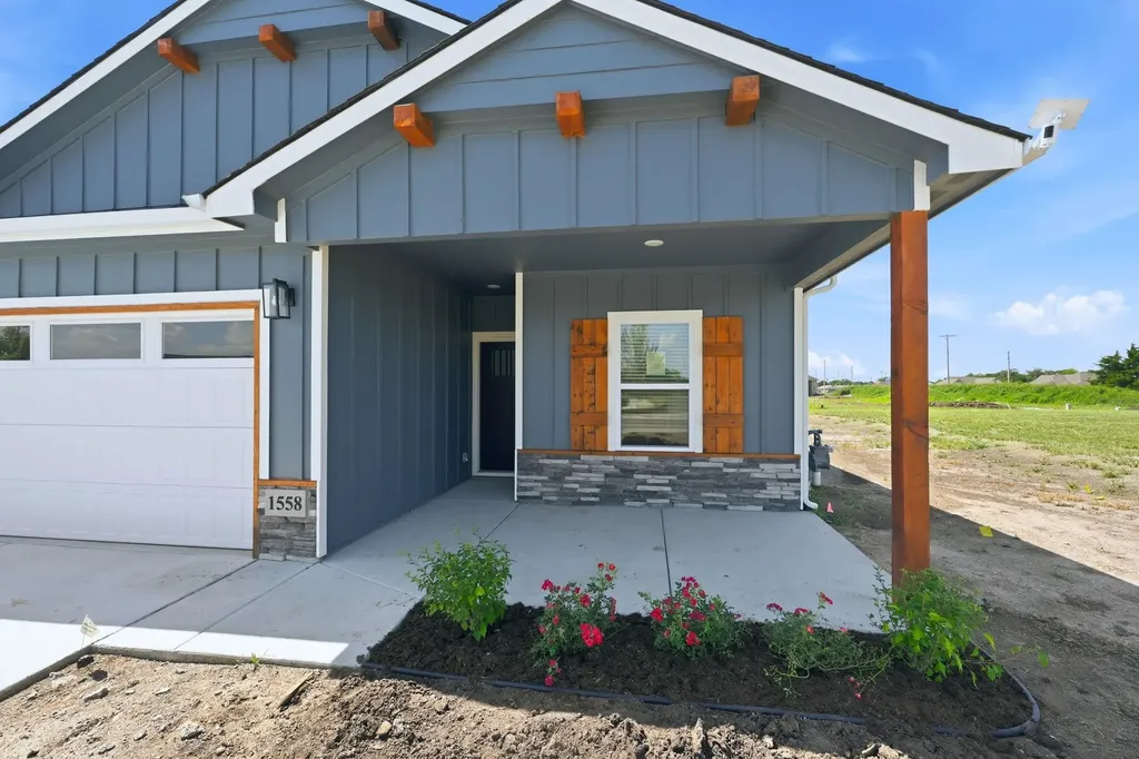 1558 N Emerald Valley Drive Mulvane KS 67110