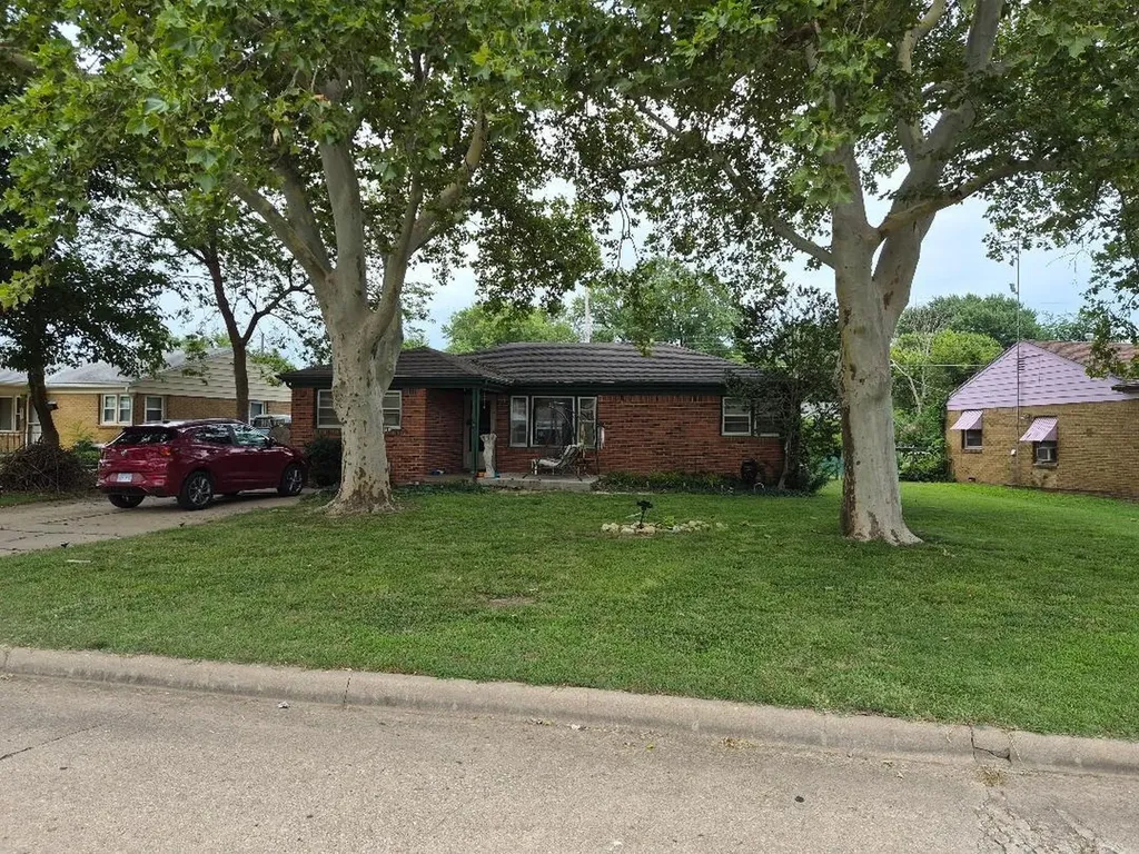 2858 S Laura Wichita KS 67216
