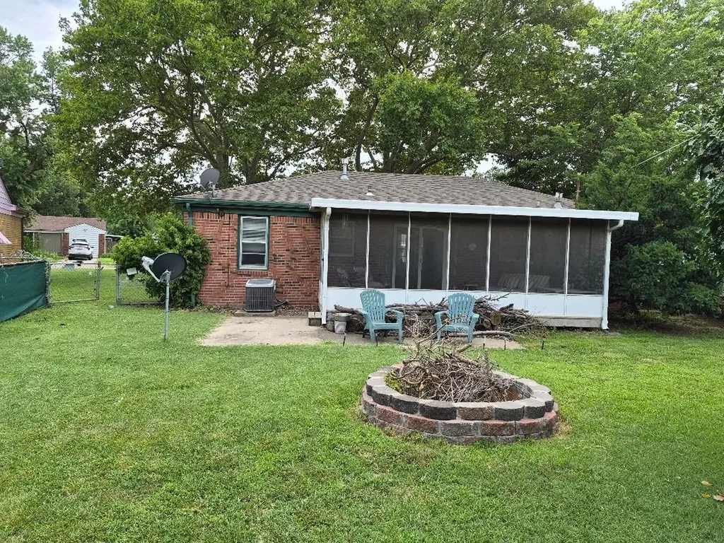 2858 S Laura Wichita KS 67216