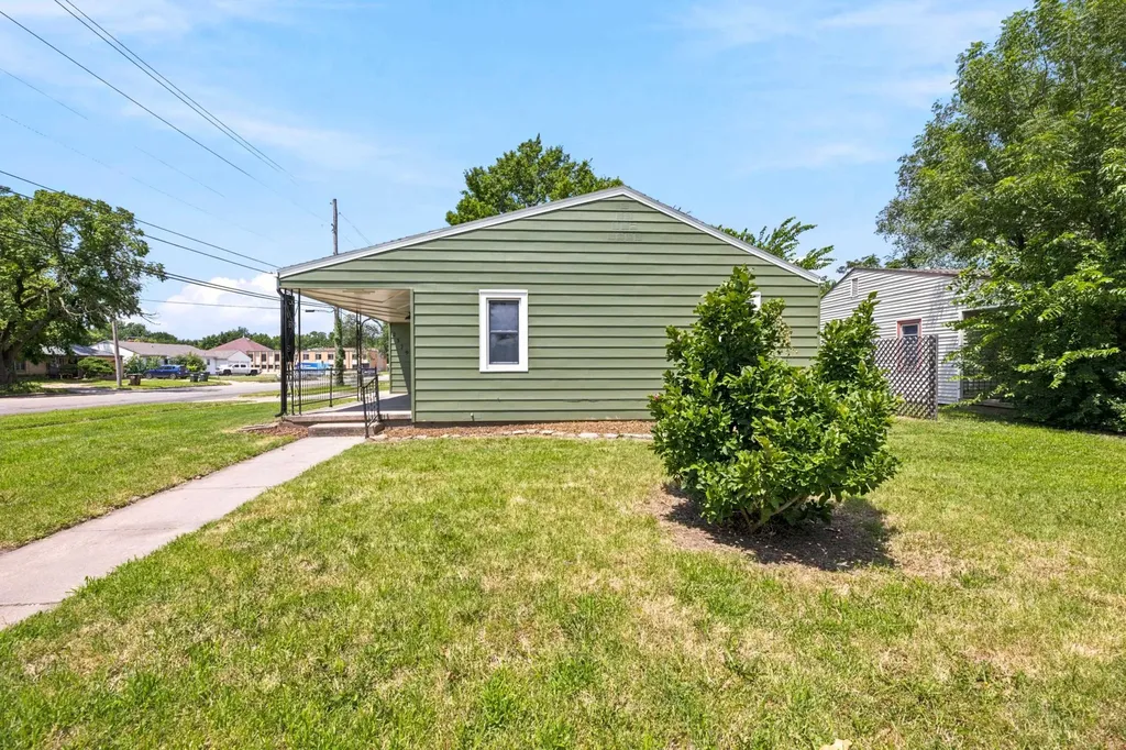 2379 S Volutsia Avenue Wichita KS 67211