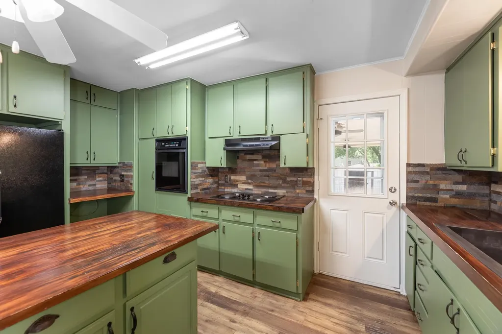 2379 S Volutsia Avenue Wichita KS 67211