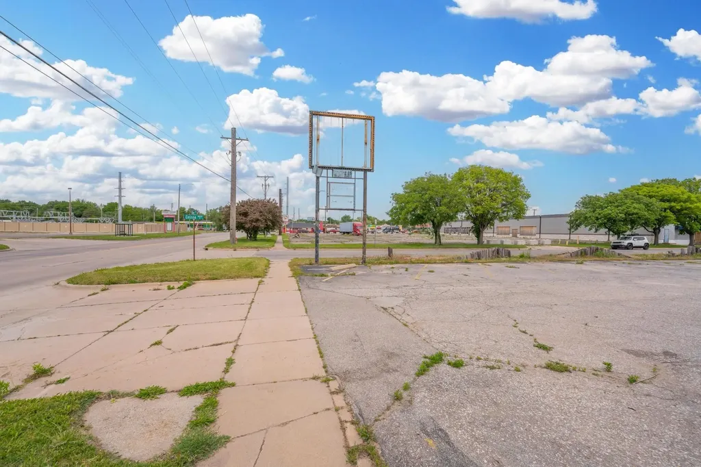 2502 S Oliver Avenue Wichita KS 67210