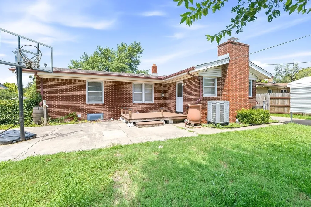 3046 S Hiram Wichita KS 67217