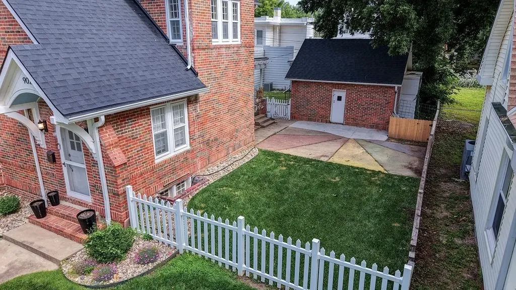 902 E 8th Avenue Winfield KS 67156