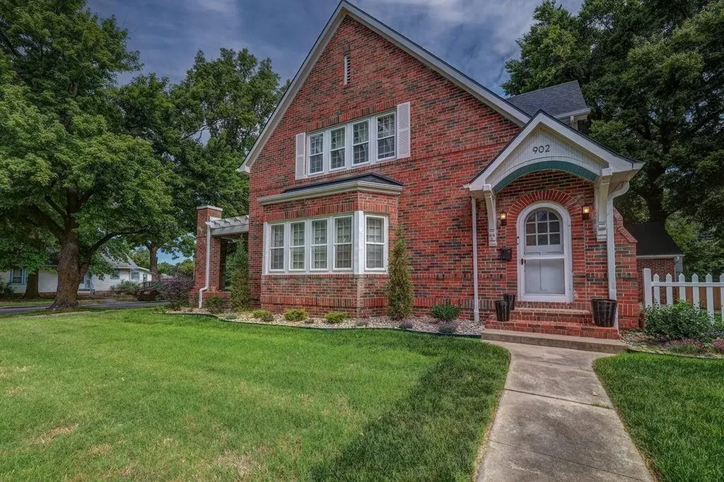 902 E 8th Avenue Winfield KS 67156