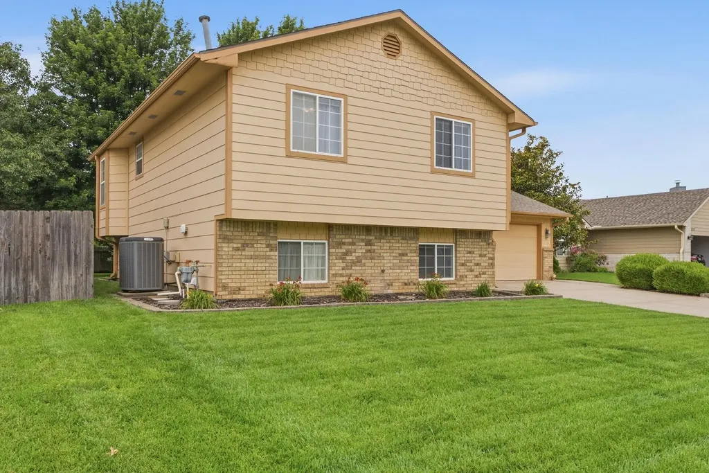 1713 N Redbarn Circle Wichita KS 67212