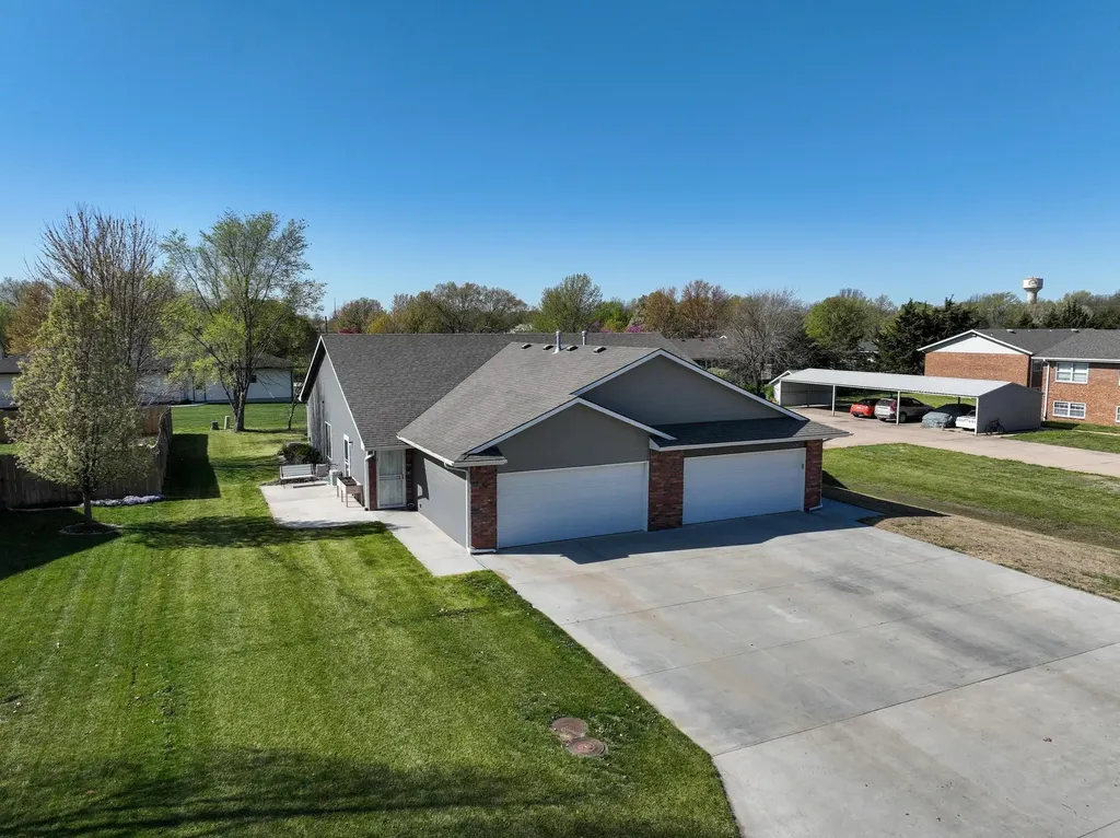 429-431 Harvest Road Hesston KS 67062