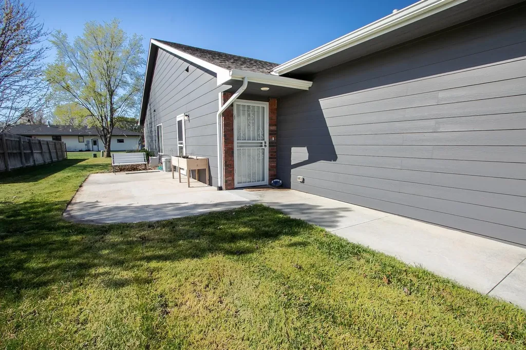 429-431 Harvest Road Hesston KS 67062