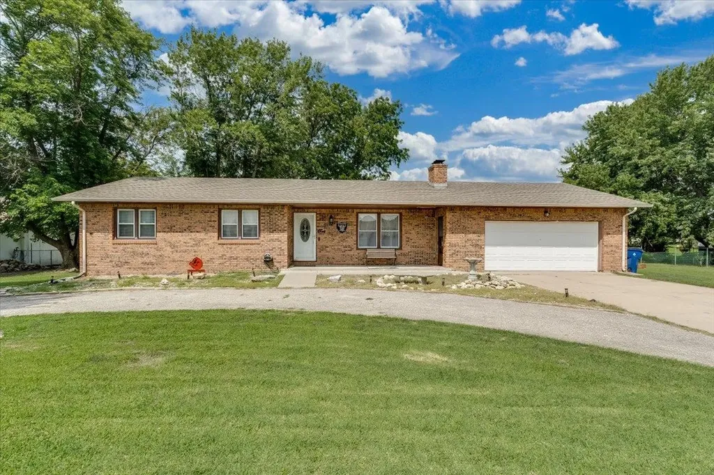 211 S Commercial Avenue Sedgwick KS 67135