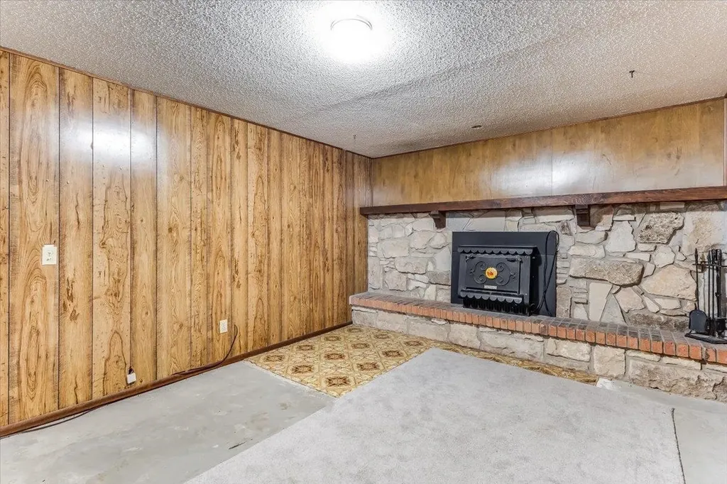 211 S Commercial Avenue Sedgwick KS 67135