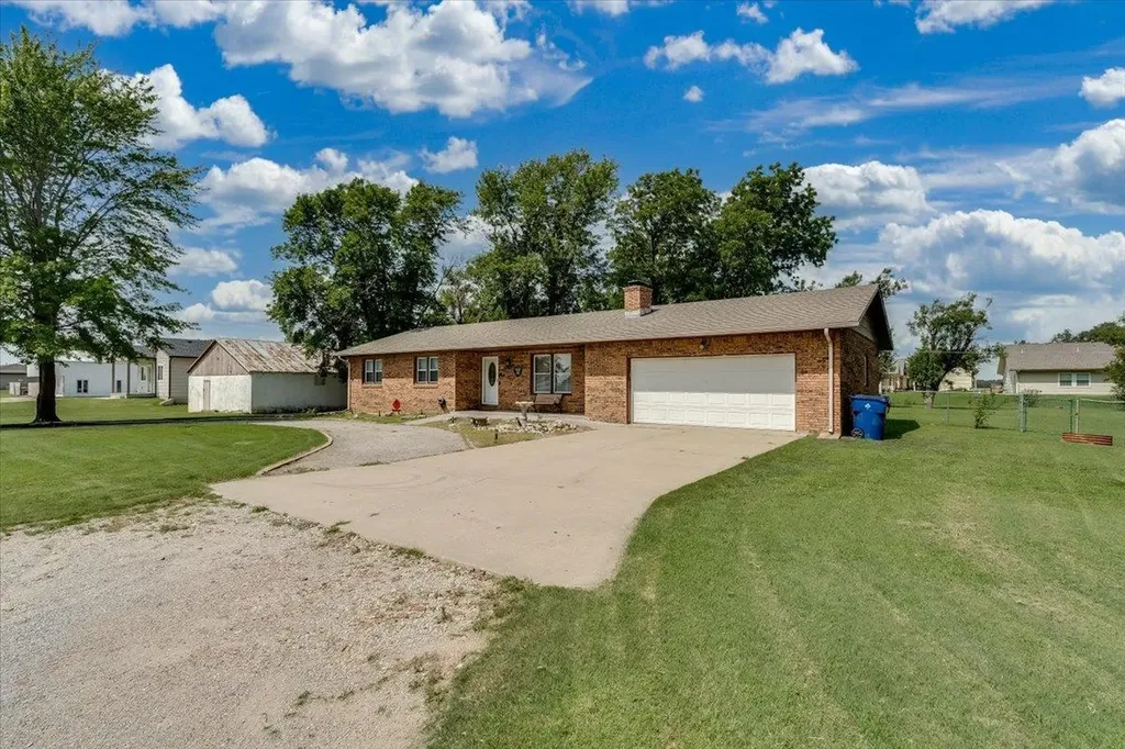 211 S Commercial Avenue Sedgwick KS 67135