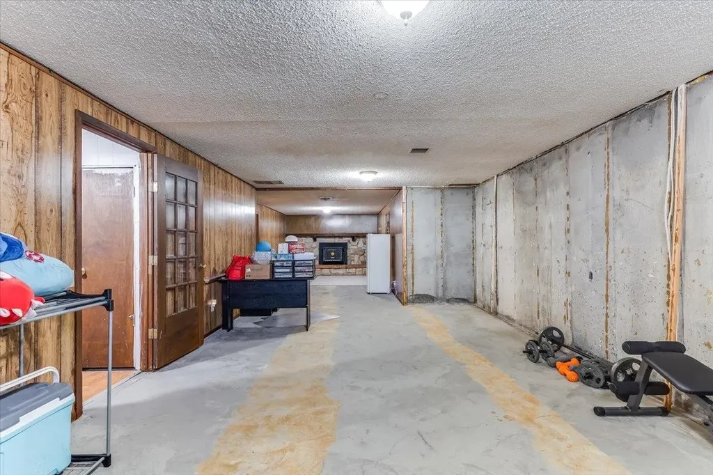 211 S Commercial Avenue Sedgwick KS 67135
