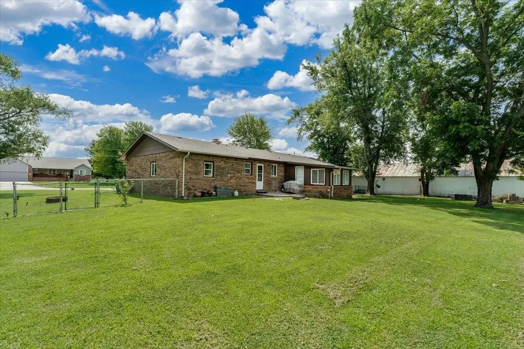 211 S Commercial Avenue Sedgwick KS 67135