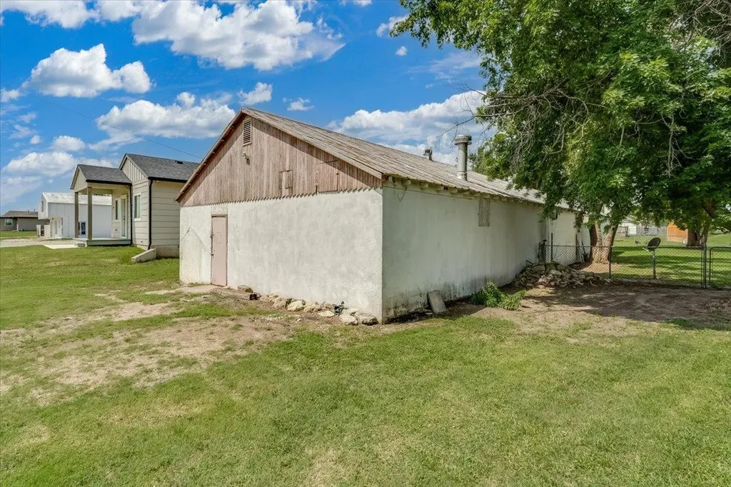 211 S Commercial Avenue Sedgwick KS 67135
